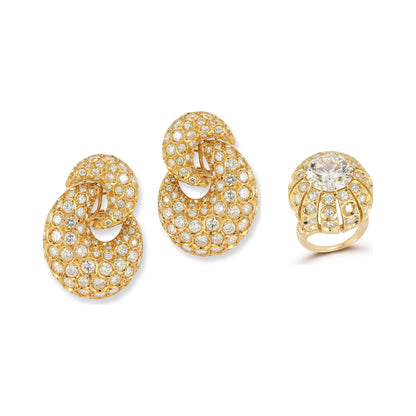 Harry Winston 10.59 carat diamond dome ring and diamond door knocker earrings in 18K yellow gold, shown to scale